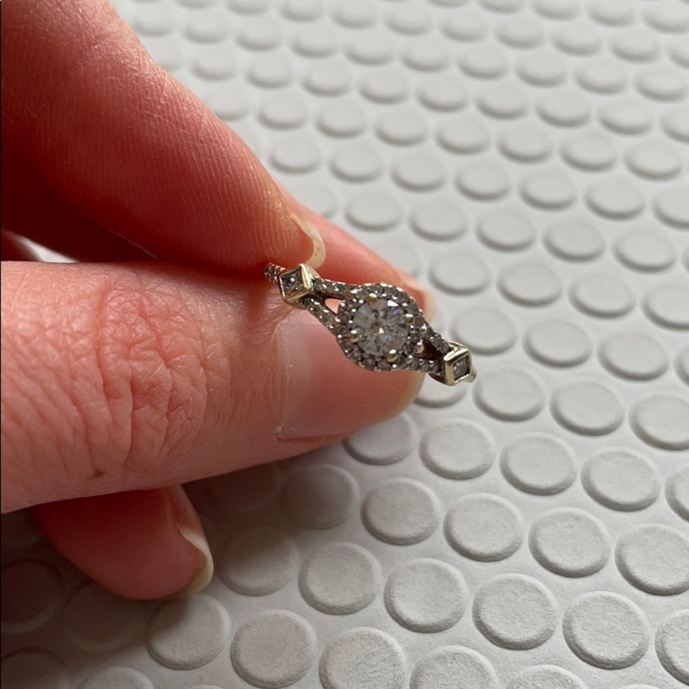 Diamond engagement ring